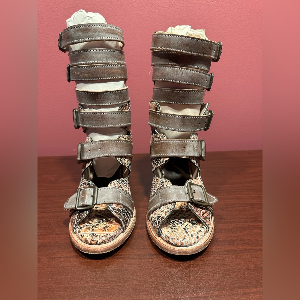 Freebird by Steven Pink/Gray croc Multi-Tone Bond Size 8